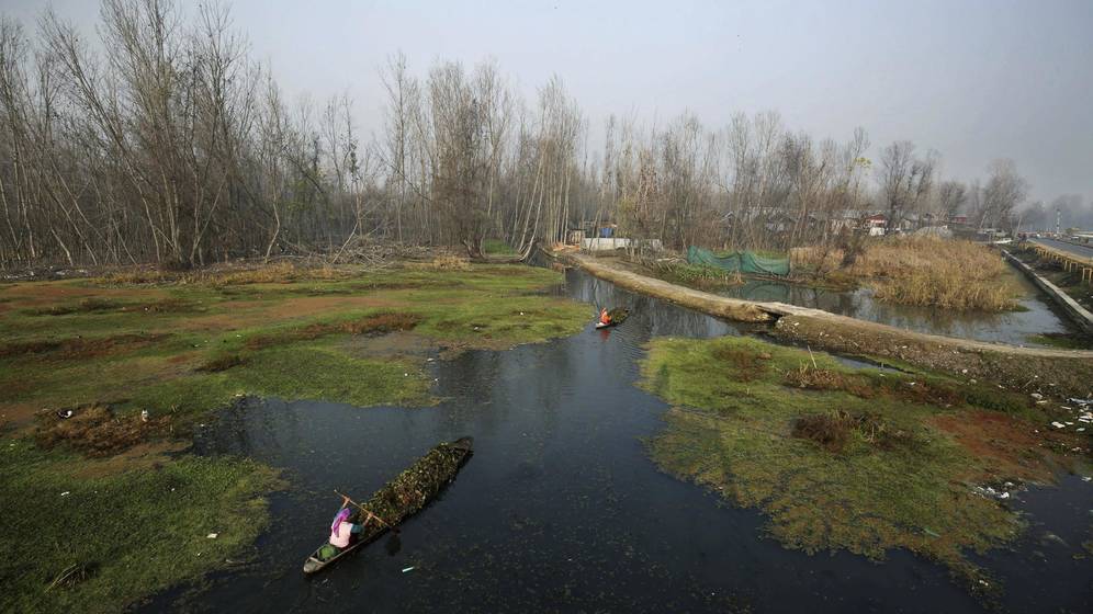 Foto: Un acuífero contaminado en India (EFE/ Farooq Khan)