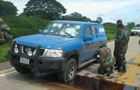 Militares revisan el vehículo de Brinks asaltado en la carretera hacia la cruceña Roboré.