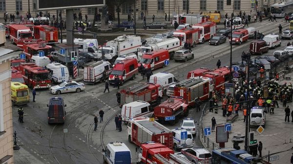 Ambulancias rodean la salida de la estación donde se produjo el atentado (Reuters)