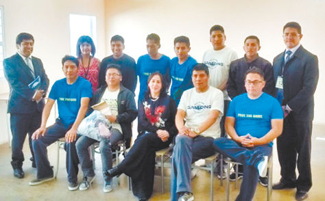 Los bolivianos posan con la viceministra Carmen Almendras (centro) el viernes 24 de marzo.