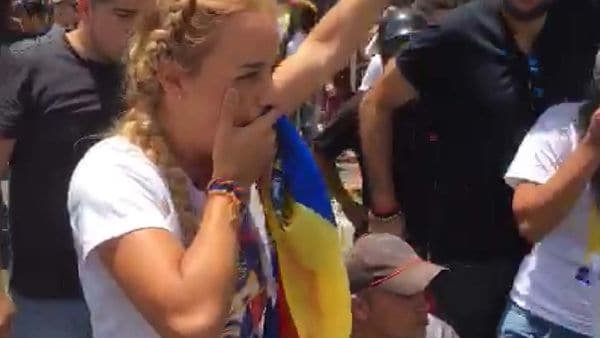 La policía nacional bolivariana también lanzó gases lacrimógenos contra Lilian Tintori y otros líderes opositores
