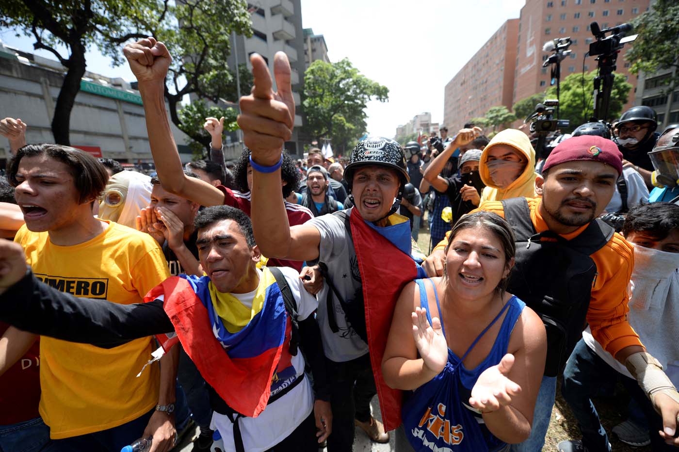 Venezuelan opposition activists demonstrate during a protest in Caracas on April 4, 2017. Venezuela has been mired in turmoil since the Supreme Court last week tried to tighten Maduro