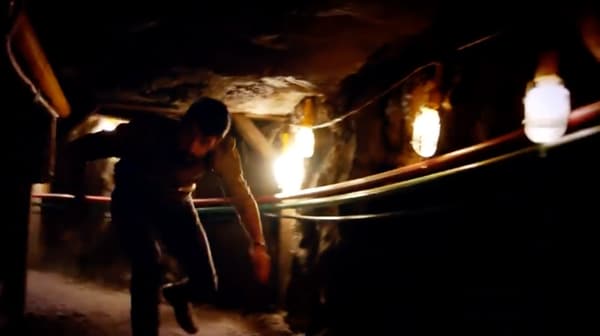 Aunque la historia de “El Capo” toma aspectos esenciales de narcotraficantes conocidos de América Latina, se centra en la historia de José Vicente Solís Armenta