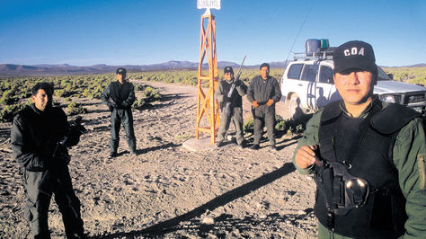 Efectivos del COA junto a un hito en la frontera con Chile.
