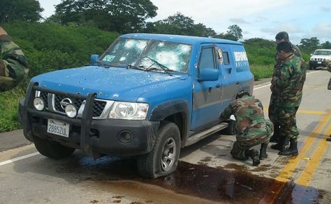 Militares revisan el vehículo de Brinks asaltado en la carretera hacia la cruceña Roboré.