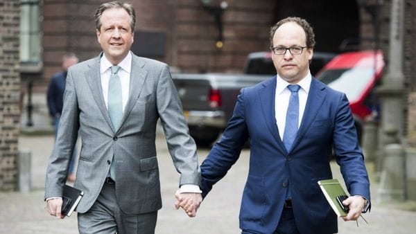 El líder del partido Demócratas D66, Alexander Pechtold, y su vocero de finanzas, Wouter Koolmees (AFP)