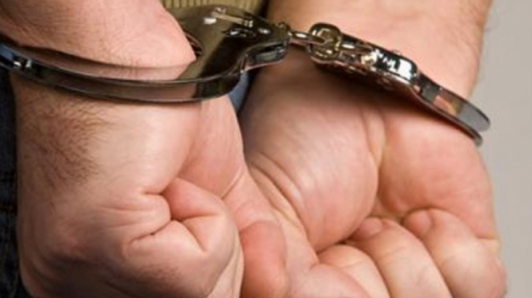 detenido con esposas