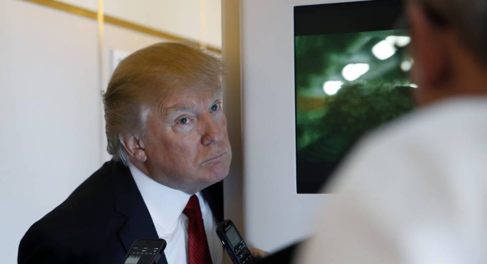 Trump habla con los periodistas a bordo del Air Force One