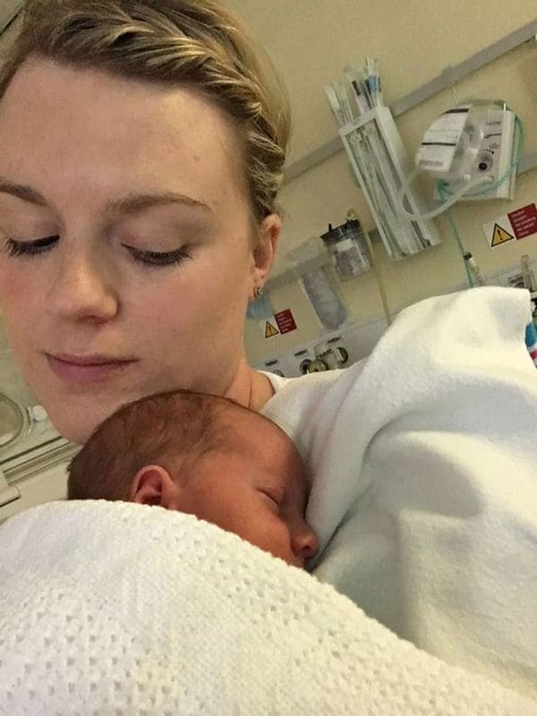 Emma Dutton con Oliver, su pequeño hijo, quien hoy ya tiene 10 meses (Facebook)