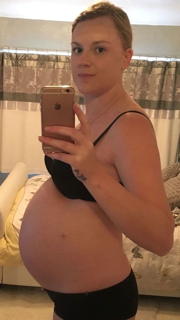 Emma tuvo un embarazo normal hasta la semana 20, momento en que le anunciaron que uno de los gemelos había muerto (Facebook)