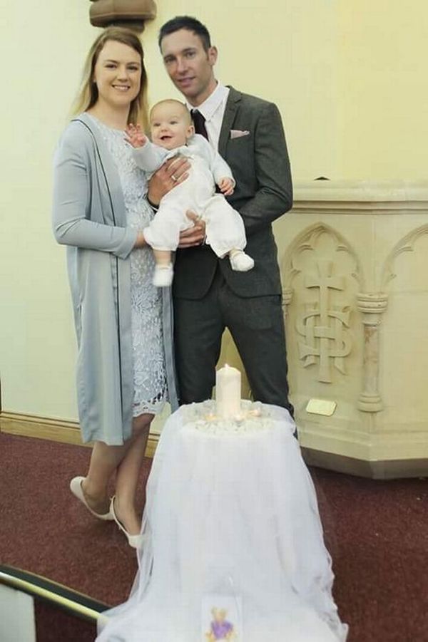 Emma Dutton, Mark Prince y Oliver, durante su bautismo en Reino Unido (Facebook)