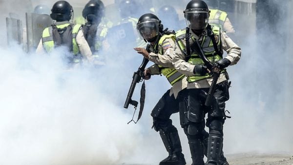 Agentes de la policía venezolana durante las protestas de este jueves en Caracas (AFP)