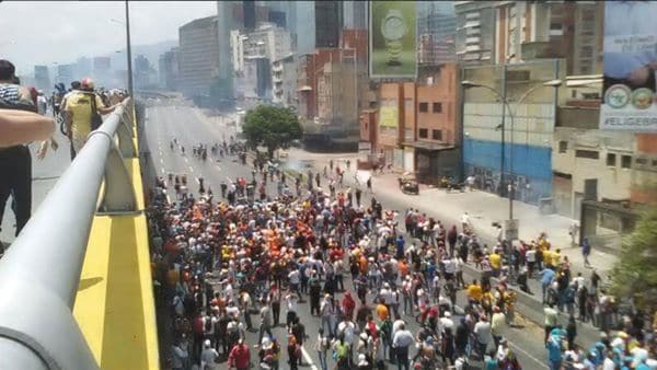 Miles de opositores salieron a la principal autopista de Caracas, la Francisco Fajardo (EFE)