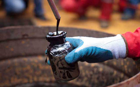 Un operario extrae una muestra de petróleo para su revisión. Foto: El Ibérico