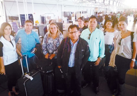Los nueve periodistas retenidos en el aeropuerto de Santiago, el miércoles, por policías chilenos.
