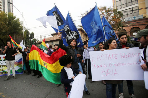 Decenas de personas, protestan frente a la Embajada de Estados Unidos en La Paz (Bolivia).