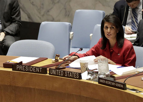 La embajadora estadounidense ante la ONU, Nikki Haley durante la sesión sobre la situación en Siria en el Consejo de Seguridad en la sede de dicho organismo en Nueva York, Estados Unidos.