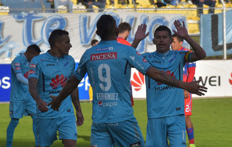 Jugadores de Bolívar celebran la victoría de su equipo frente a Universitario de Sucre. Foto: La Razón 