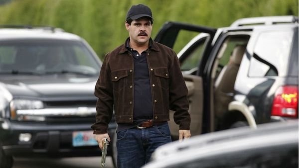 El actor mexicano Marco de la O interpretando en jefe narco Joaquin Guzman durante el rodaje de “El Chapo” en Tabio, Colombia (AP)