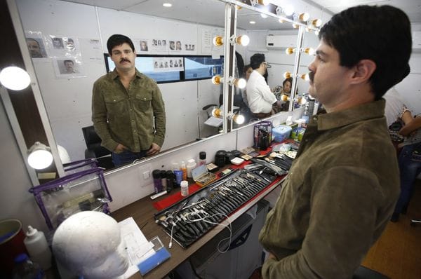 Marco de la O durante una pausa del rodaje. Su parecido con “El Chapo” es asombroso (AP)