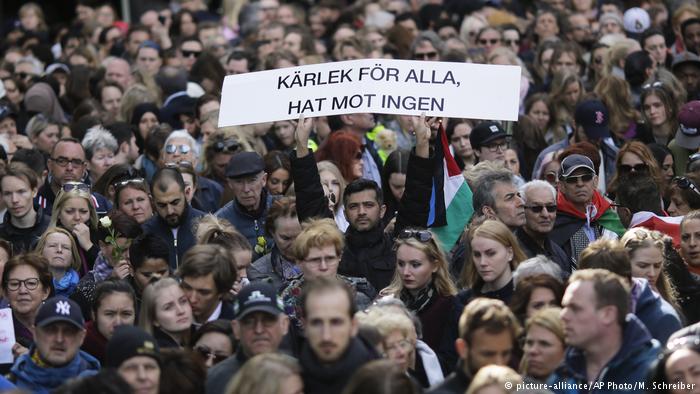 Schweden - Stockholm nach dem Anschlag - Lovefest (picture-alliance/AP Photo/M. Schreiber)