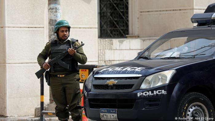 Ägypten Polizist vor der Koptischen Kirche in Tanta (Reuters/M. Abd El Ghany)