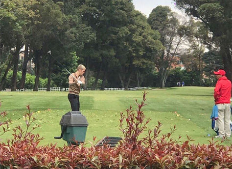 Justin Bieber jugando golf en Bogotá