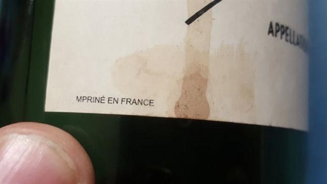Se descubrió que esta botella era falsa por un pequeño error de ortografía en la etiqueta.