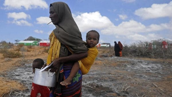 Una familia somalí sufre la sequía y los enfrentamientos en el país, en las afueras de Mogadiscio (AFP)