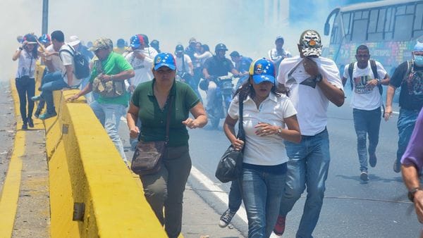Los venezolanos escapan de la represión chavista (AFP)