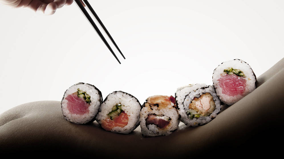 Foto: ¿Has probado a comer sobre mesas humanas? (iStock)