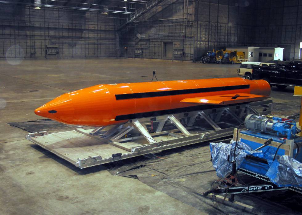Imagen cedida por el Departamento de Defensa que muestra un ejemplar de la bomba GBU-43 MOAB (Massive Ordenance Air Blast) en la Base Aérea Eglin de Florida.