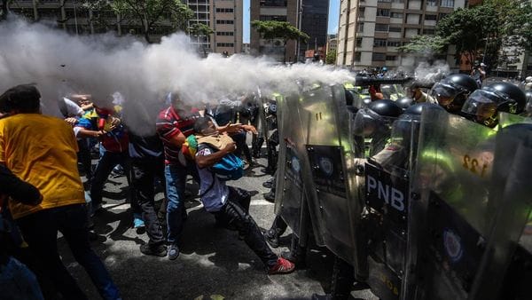 Represión de las fuerzas de seguridad del régimen de Nicolás Maduro contra la población civil