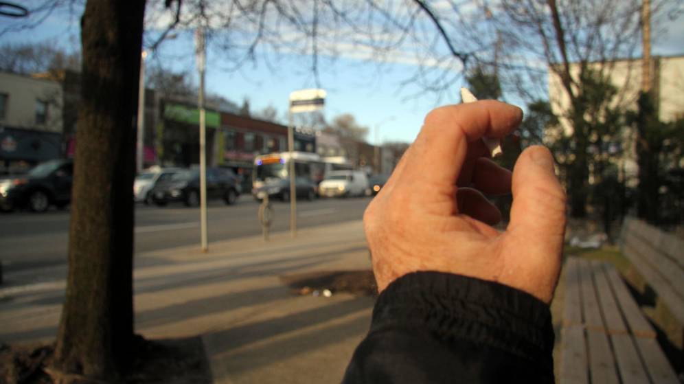 Foto: Una persona fuma un cigarrillo con marihuana. (EFE)