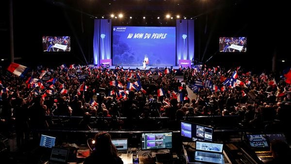 “En nombre del pueblo”: el mensaje en un acto de Marine Le Pen encarna la definición de populismo: una ideología que habla en lugar del otro colectivo. (Reuters)