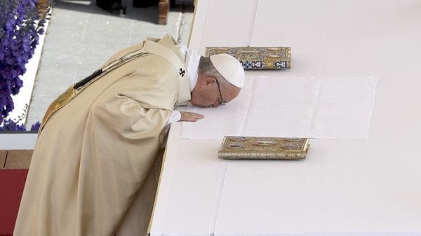 El Papa dio una homilía durante la misa de Pascua, aunque es tradicional que hable después desde el balcón central de la fachada de San Pedro (AP)