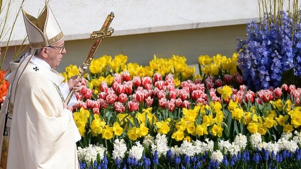 La Plaza de San Pedro estuvo decorada con miles de flores enviadas desde Holanda (AFP)