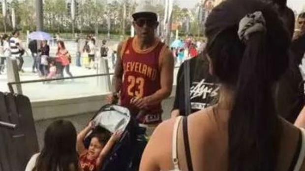 La imagen de la polémica: Tevez, en Shanghai Disneyland