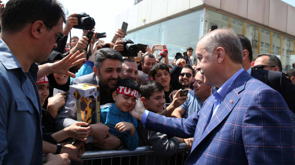 Foto: El presidente Erdogan saluda a simpatizantes tras votar en Estambul, Turquía. (Reuters).