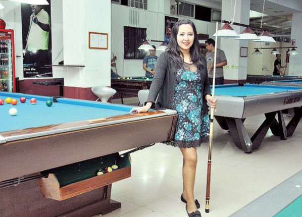 NATALY CAMACHO SE MUESTRA ORGULLOSA EN LOS AMBIENTES DE CLASS ONE BILLAR & CAFE, SU NUEVO EMPRENDIMIENTO PERSONAL. FROI HEREDIA