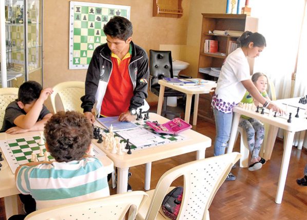 RUBÉN Y JESSICA MOLINA ENSEÑAN A PEQUEÑOS EN EL CLUB DE AJEDREZ MENTES BRILLANTES, ESCUELA QUE INAUGURARON HACE UNA SEMANA. DICO SOLÍS