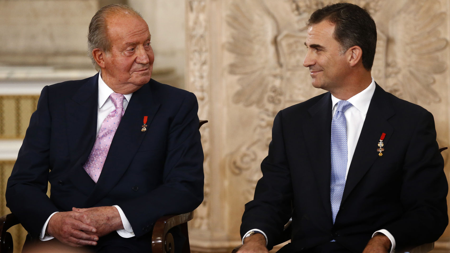 El rey Juan Carlos y el rey Felipe, el día de la abicación del primero.
