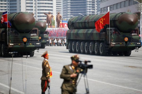 Los cilindros contenedores de misiles intecontinentales norcoreanos (Reuters)
