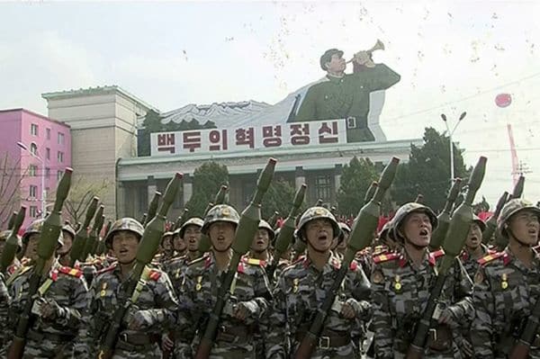 Soldados con la principal arma antitanque portátil del arsenal norcoreano