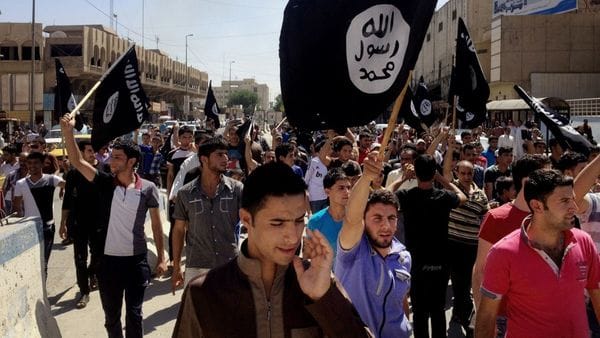 Cientos de miles de civiles están atrapados en Mosul en medio de los combates de ISIS y el Ejército iraquí (AP)