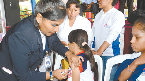 Cochabamba. Una alumna del Pedro Poveda es vacunada por personal del Sedes.