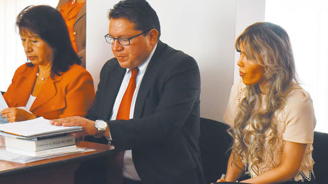Gabriela Zapata, en la audiencia junto a su abogado.