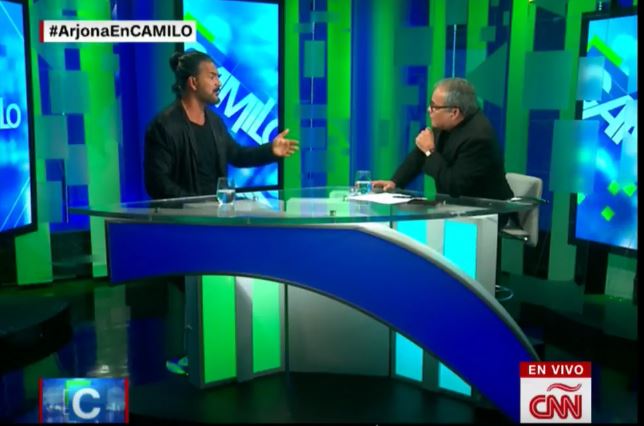 Ricardo Arjona discute con Camilo Egaña antes de salirse del set de transmisión. 