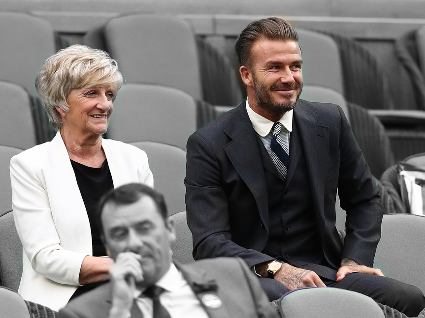 David Beckham y su madre, Sandra Beckham.