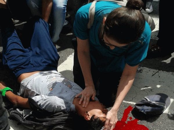 Un colectivo chavista agredió a los manifestantes opositores y lanzó bombas lacrimógenas